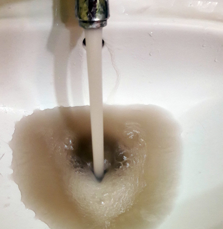 Читатели: След пороя от чешмите потече кал