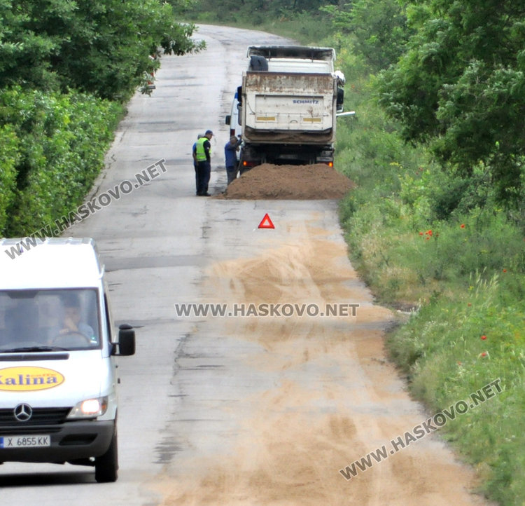 Бирена мая по пътя за Узунджово прати Опел в канавката