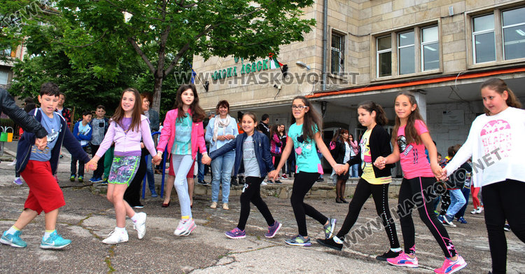 700 на хорото във „Васил Левски“, заедно с хиляди българи в 25 държави