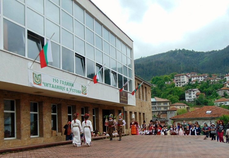 Стотици ученици се хванаха на хорото „Розите на България“ в чест на светите братя Кирил и Методий в Смолян