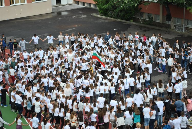 Над 700 на хорото в инициативата "Розите на България"