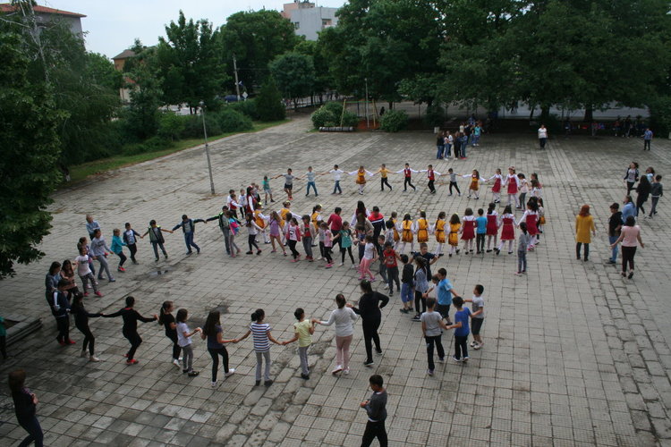 „Розите на България“ танцуваха под звуците на „Празнична сюита“ в две училища