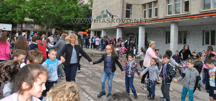 700 на хорото във „Васил Левски“, заедно с хиляди българи в 25 държави