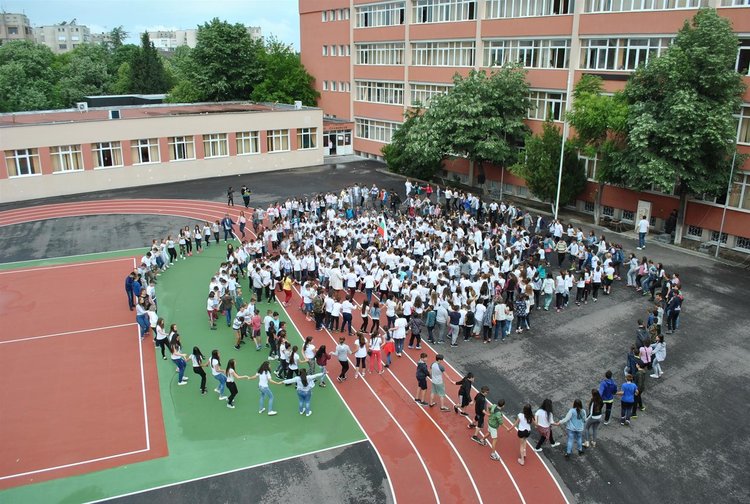 Над 700 на хорото в инициативата "Розите на България"