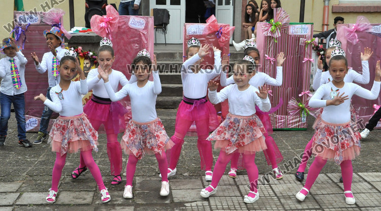 Кметът поведе хорото „Розите на България“ в училището на Конуш