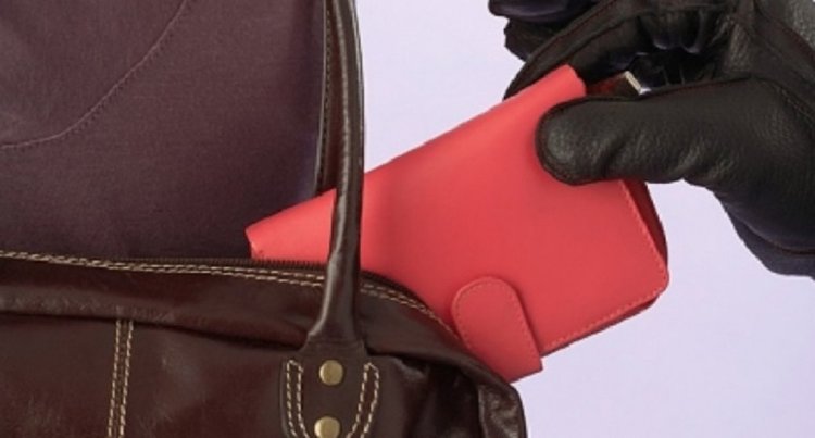 Момчилградчанка кани гост, за благодарност той и краде и източва дебитната карта