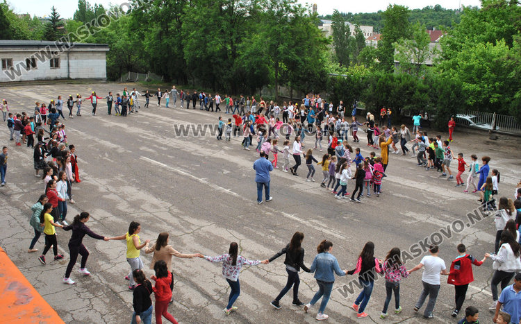 700 на хорото във „Васил Левски“, заедно с хиляди българи в 25 държави