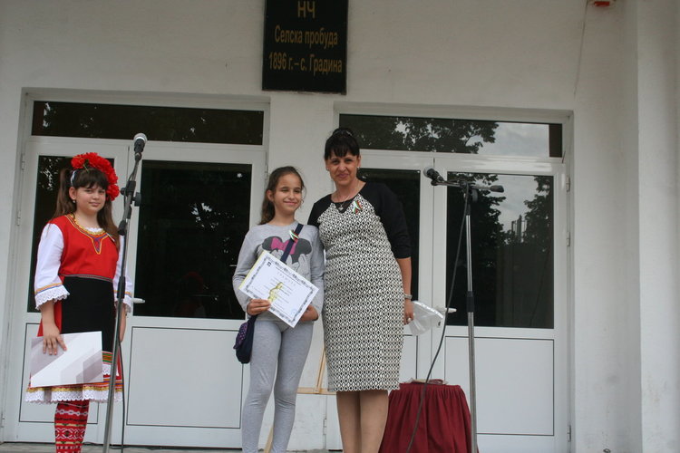 „Розите на България“ танцуваха под звуците на „Празнична сюита“ в две училища