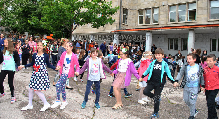 700 на хорото във „Васил Левски“, заедно с хиляди българи в 25 държави