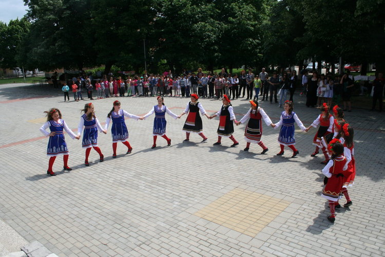 „Розите на България“ танцуваха под звуците на „Празнична сюита“ в две училища
