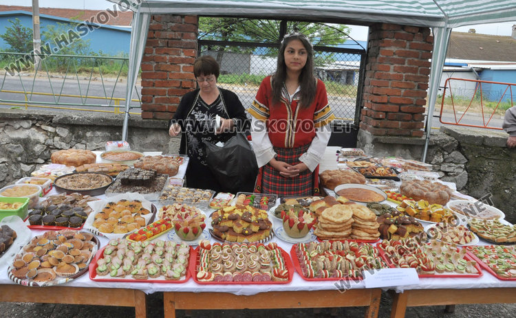 Кметът поведе хорото „Розите на България“ в училището на Конуш