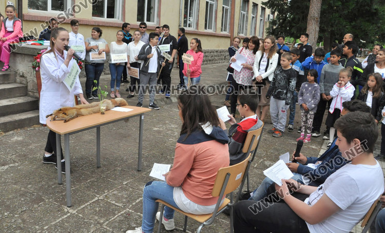 Кметът поведе хорото „Розите на България“ в училището на Конуш