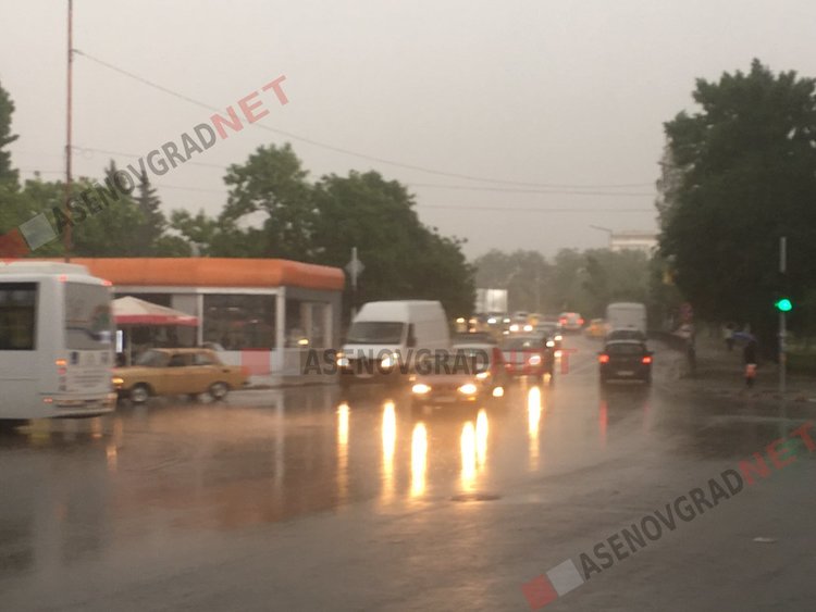 Проливен дъжд се излива над Асеновград