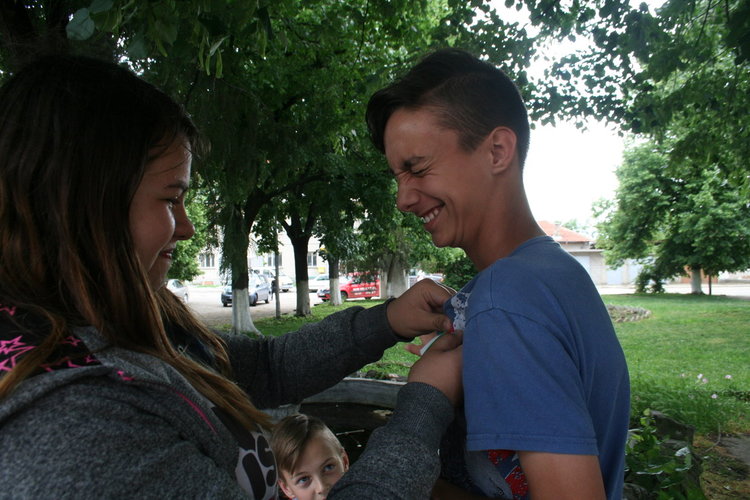 „Розите на България“ танцуваха под звуците на „Празнична сюита“ в две училища