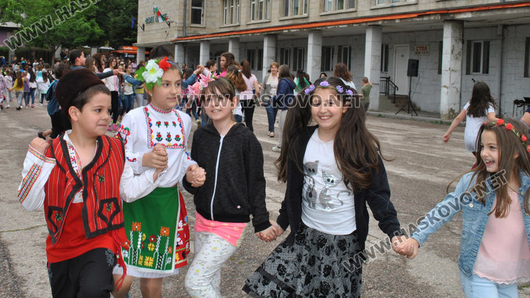 700 на хорото във „Васил Левски“, заедно с хиляди българи в 25 държави