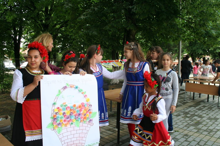 „Розите на България“ танцуваха под звуците на „Празнична сюита“ в две училища