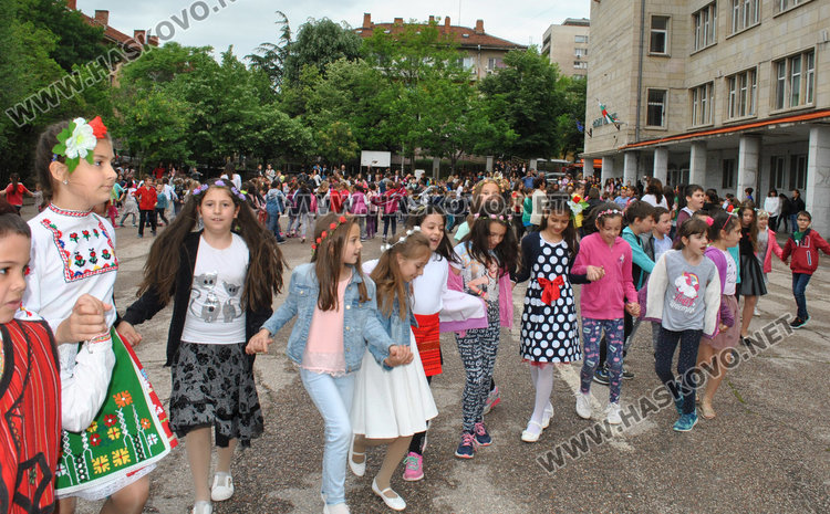 700 на хорото във „Васил Левски“, заедно с хиляди българи в 25 държави