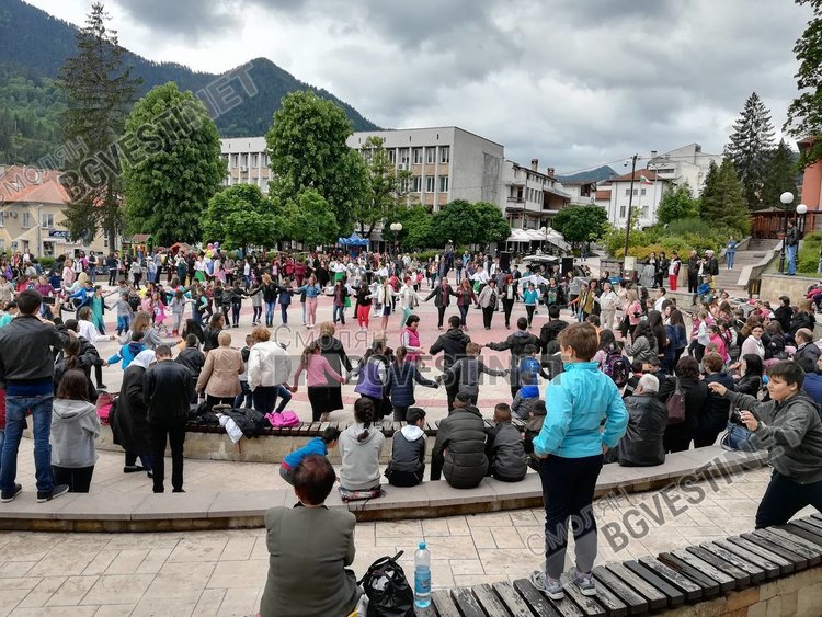 Стотици ученици се хванаха на хорото „Розите на България“ в чест на светите братя Кирил и Методий в Смолян