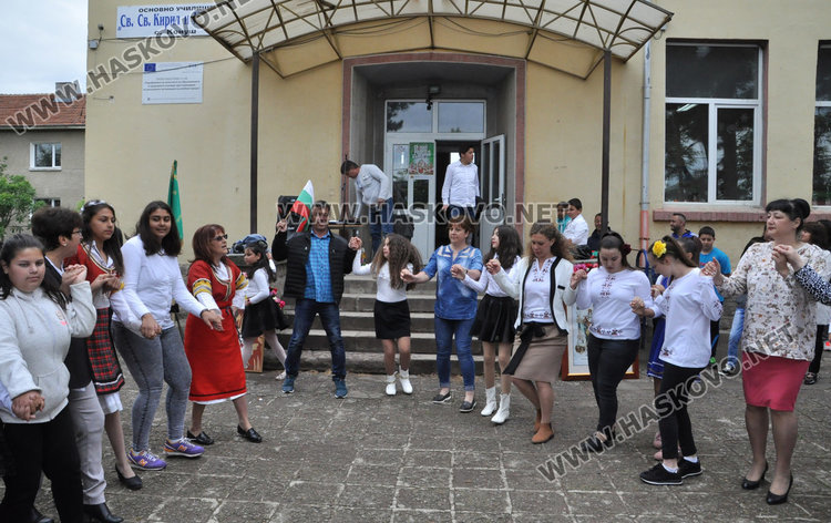 Кметът поведе хорото „Розите на България“ в училището на Конуш