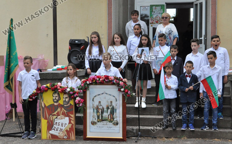Кметът поведе хорото „Розите на България“ в училището на Конуш