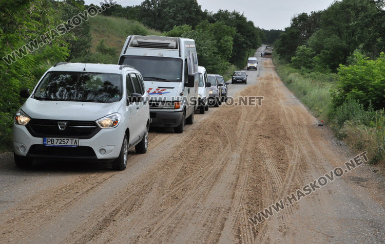 Бирена мая по пътя за Узунджово прати Опел в канавката