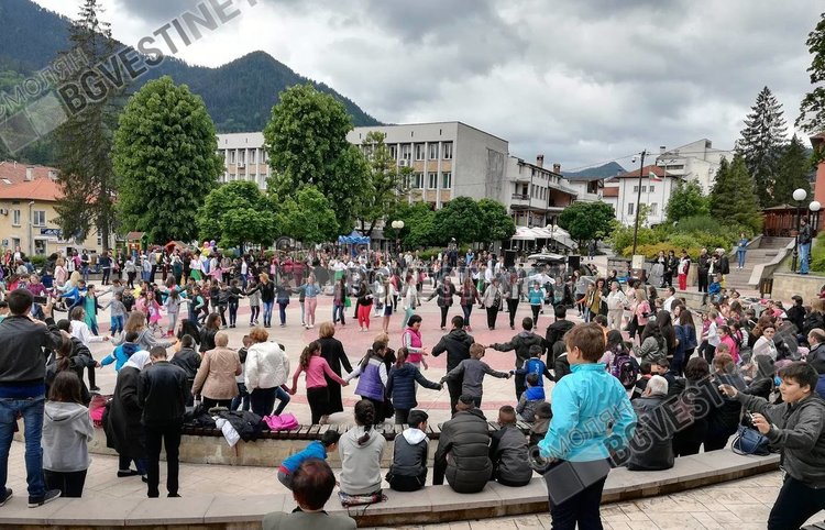 Стотици ученици се хванаха на хорото „Розите на България“ в чест на светите братя Кирил и Методий в Смолян