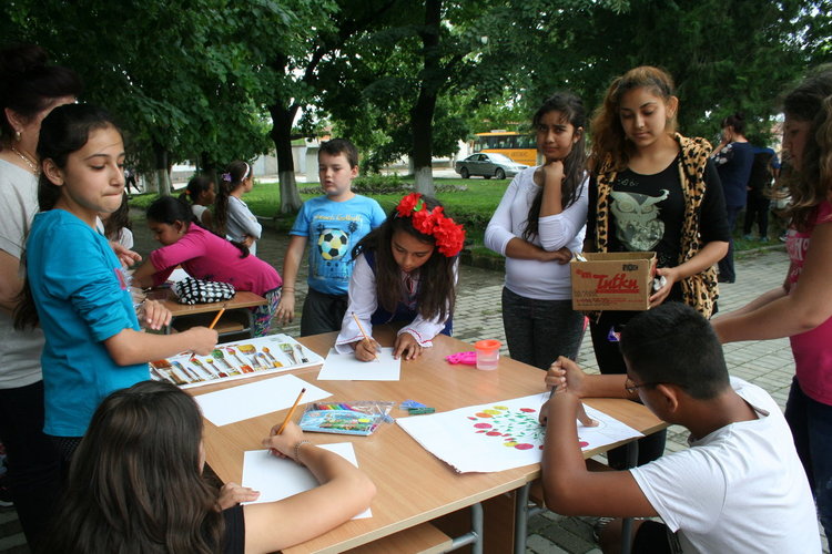 „Розите на България“ танцуваха под звуците на „Празнична сюита“ в две училища