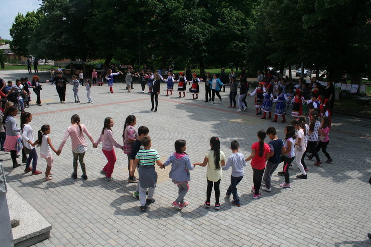 „Розите на България“ танцуваха под звуците на „Празнична сюита“ в две училища