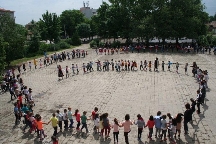„Розите на България“ танцуваха под звуците на „Празнична сюита“ в две училища