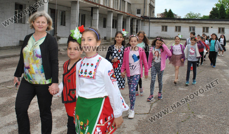 700 на хорото във „Васил Левски“, заедно с хиляди българи в 25 държави