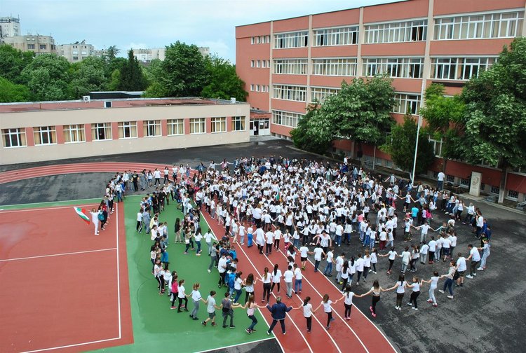 Над 700 на хорото в инициативата "Розите на България"