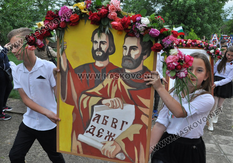 Кметът поведе хорото „Розите на България“ в училището на Конуш