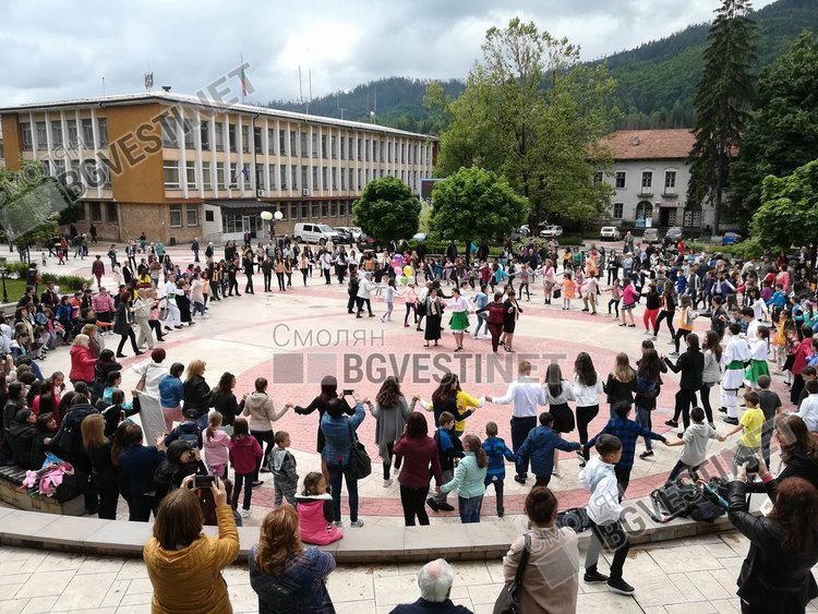 Стотици ученици се хванаха на хорото „Розите на България“ в чест на светите братя Кирил и Методий в Смолян