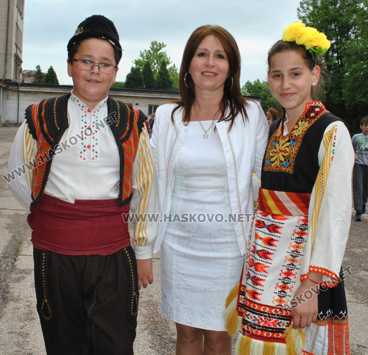 700 на хорото във „Васил Левски“, заедно с хиляди българи в 25 държави