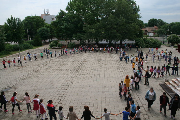 „Розите на България“ танцуваха под звуците на „Празнична сюита“ в две училища