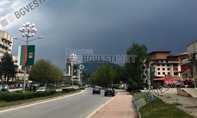 Облачен и дъждовен петък със северен вятър