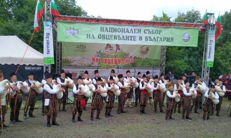 Старинни родопски млечни деликатеси станаха хит на събор на овцевъдите
