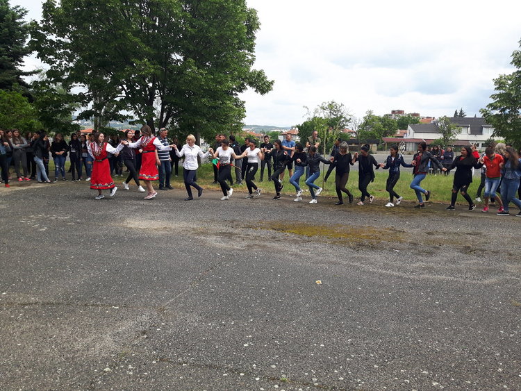 И Златаровци се включиха в инициативата "Розите на България"