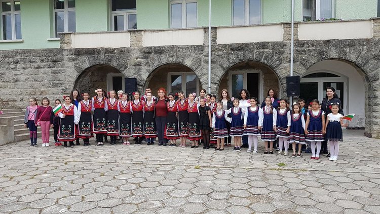 Учениците от Фотиново се включиха активно в инициативата на МОН „Розите на България“