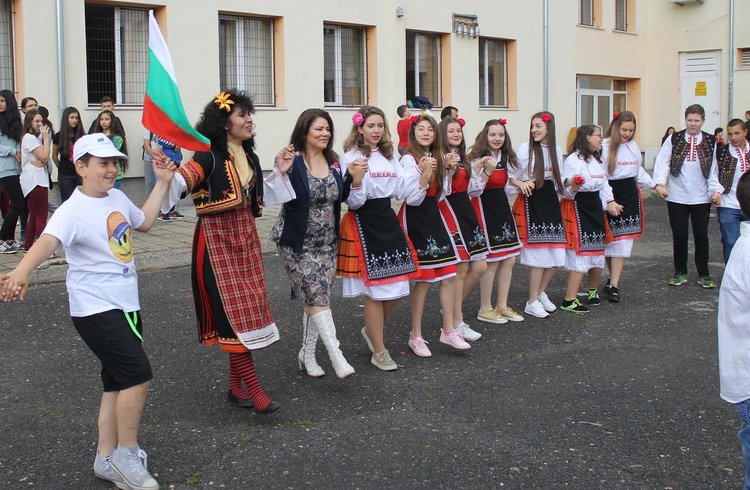 Йовковци масово се включиха в хорото на „Розите на България“