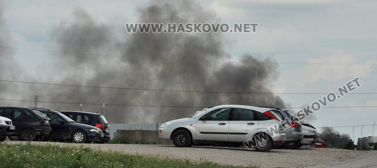 Черен пушек над Хасково, пак пламнаха боклуци край Република