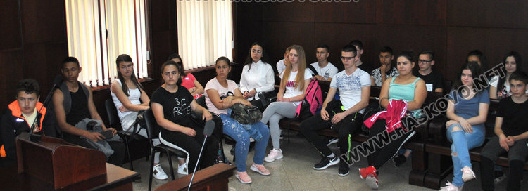 Абитуриентка обжалва в съда наказание от директора