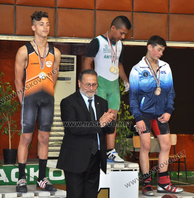 320 щангисти в Хасково спорят за шампионските титли