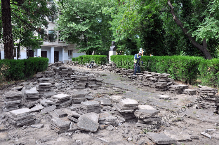 Облагородяват пространството пред паметника на Левски