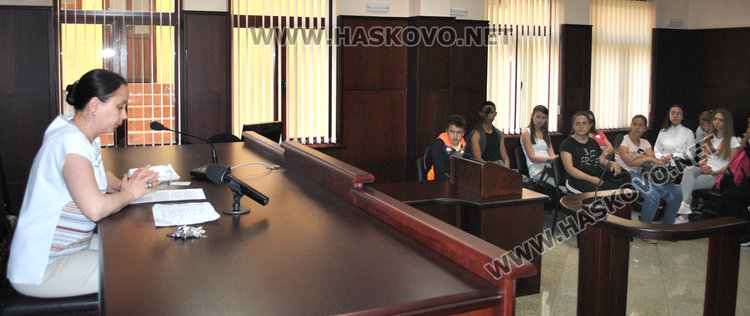 Абитуриентка обжалва в съда наказание от директора