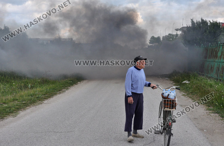 Черен пушек над Хасково, пак пламнаха боклуци край Република
