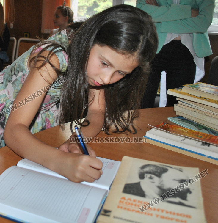 Миски от Хасково дариха книги за библиотеката в Чикаго