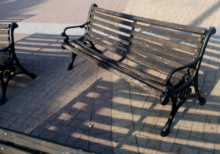 Читатели: Пейките на площада са изпочупени. Общината: Вандали