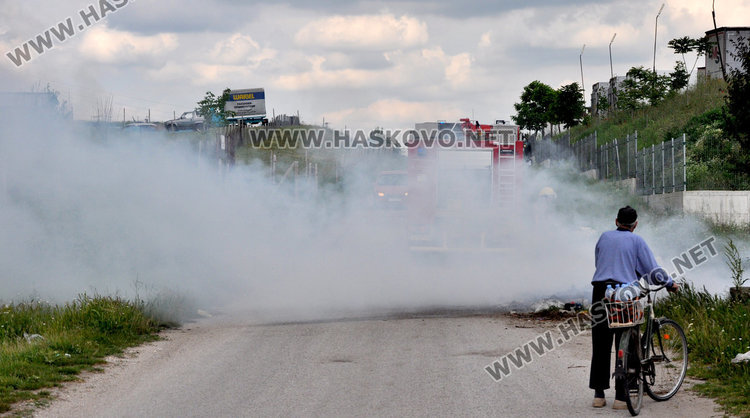 Черен пушек над Хасково, пак пламнаха боклуци край Република