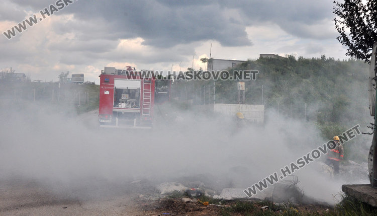 Черен пушек над Хасково, пак пламнаха боклуци край Република